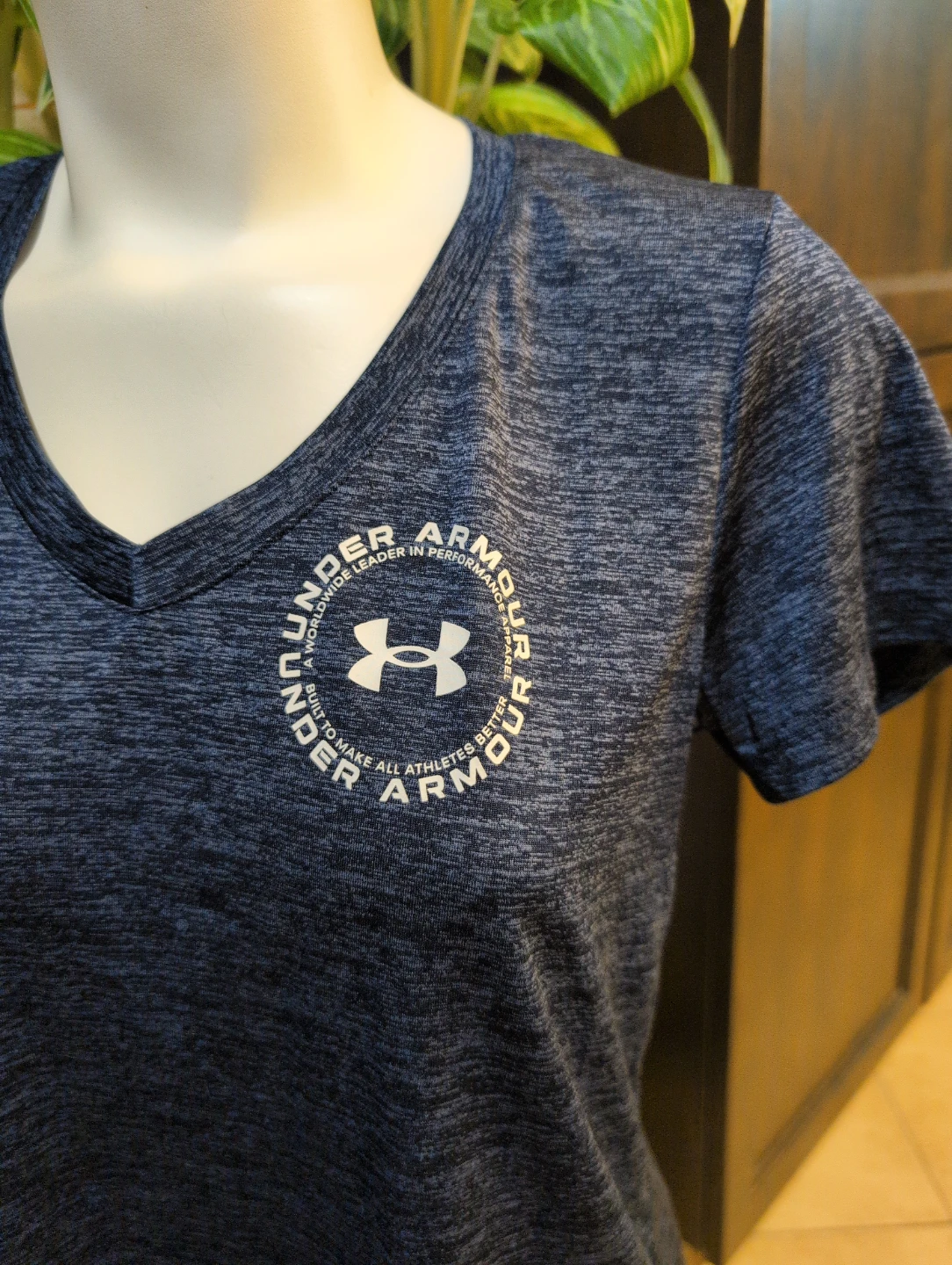 Under Armour Loose Fit V-Neck T-Shirt - MD/M - photo 2