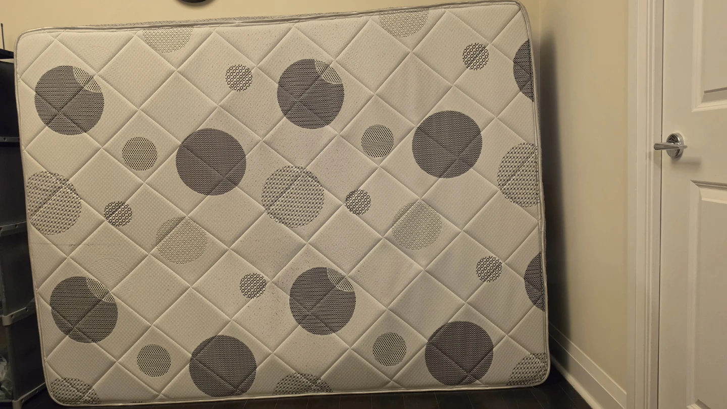 Queen Mattress in good condition - photo 4