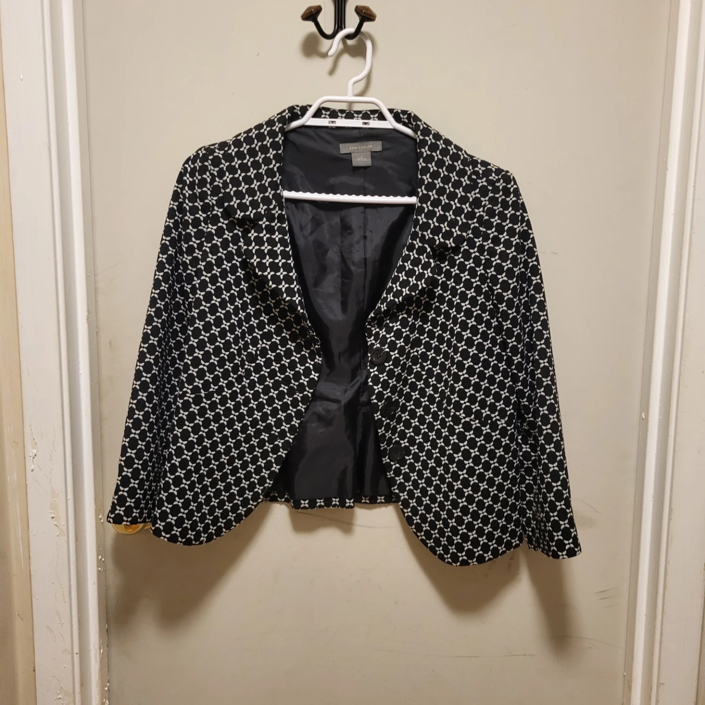 Ann Taylor Black & White Geometric Blazer Like New Size 2