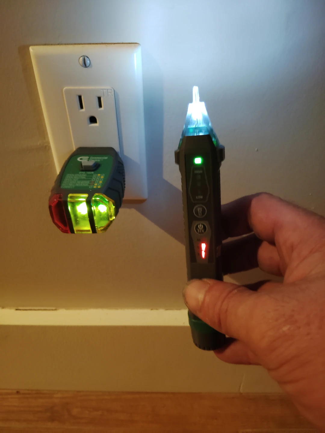 Commercial Electric AC Voltage Detector & Outlet Tester Set - photo 2