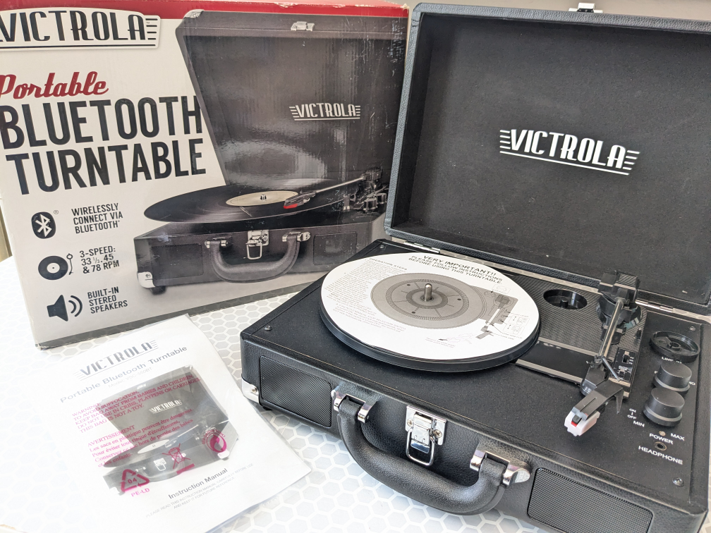VICTROLA 3speed Bluetooth Turntable with Built in Speakers