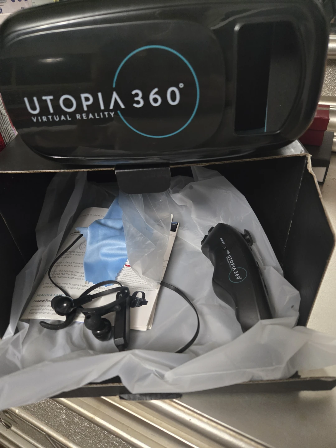 Utopia 360 Virtual Reality Headset with Controller - photo 2