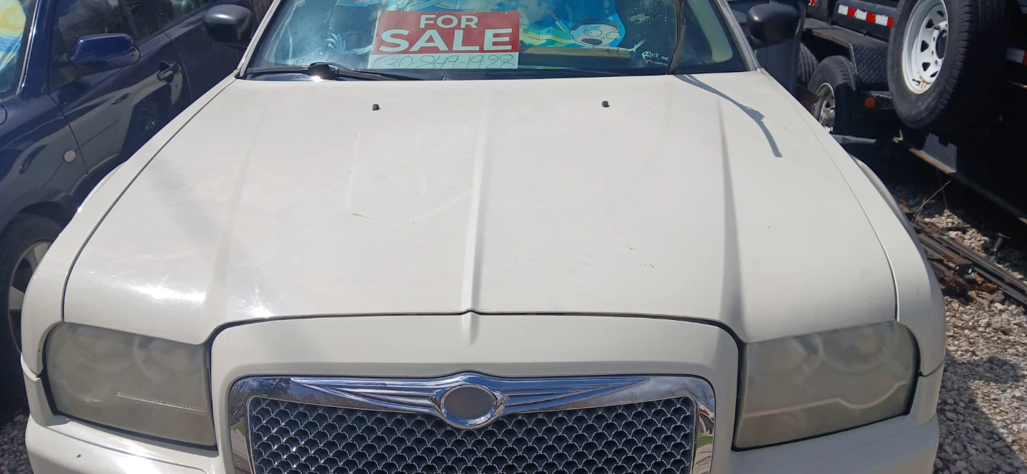 White Chrysler 300 2006
