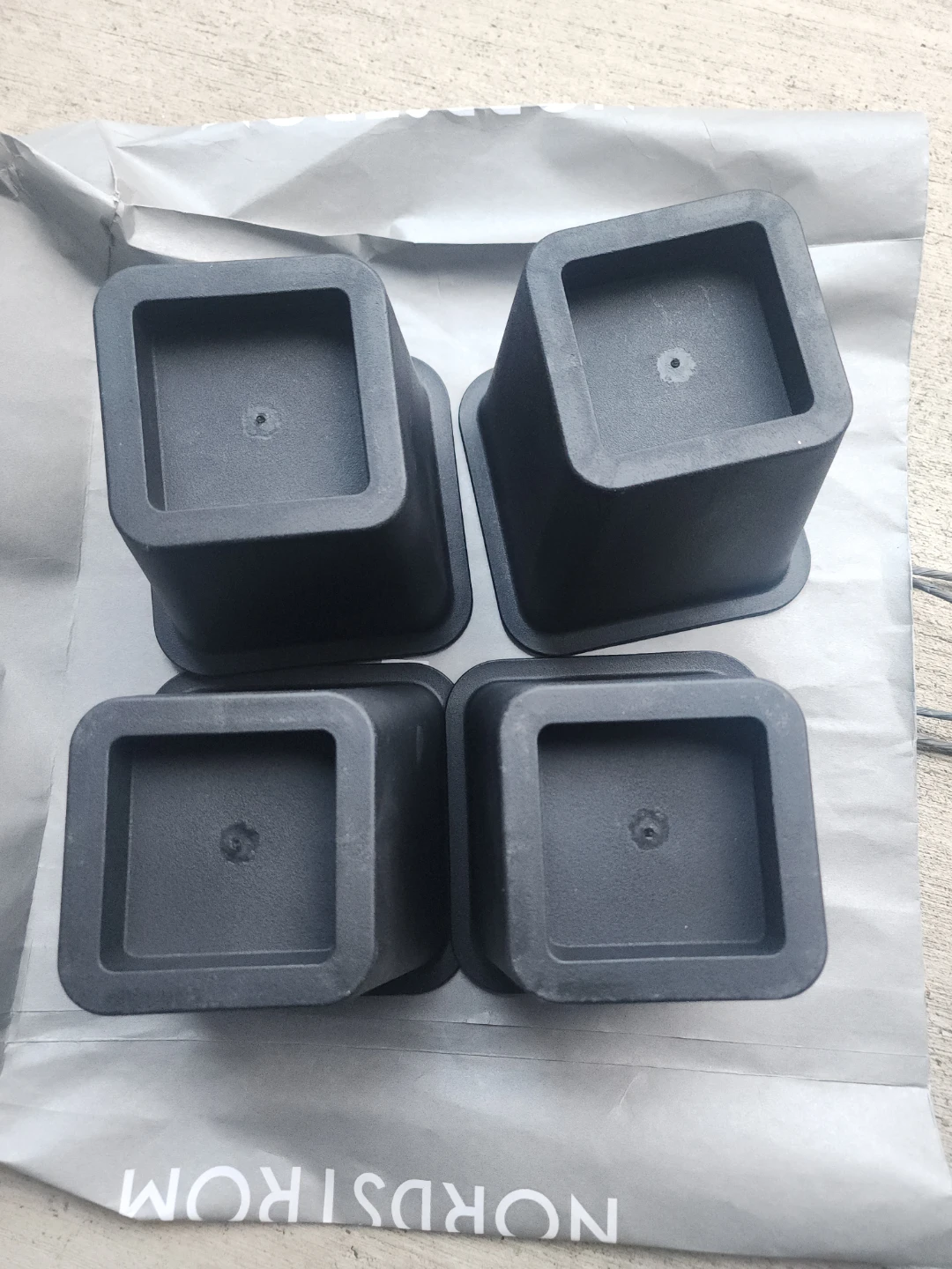 Set of 4 Black Bed Risers - photo 2