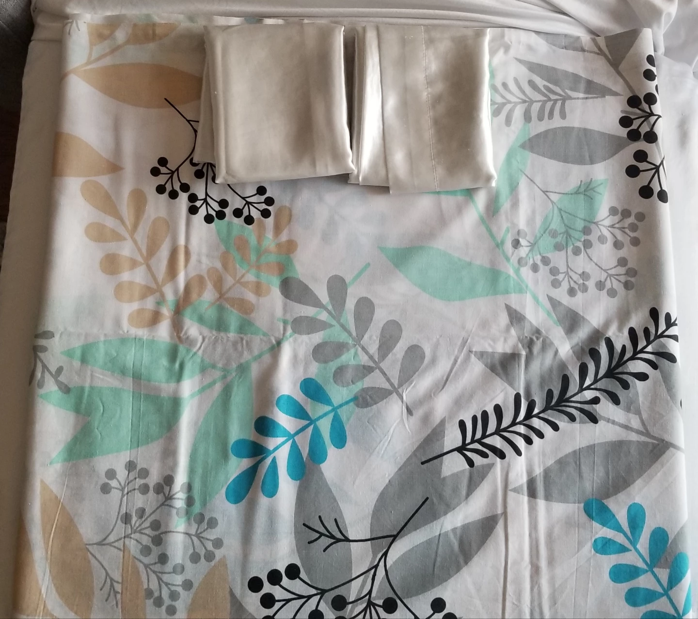 Floral Print Bedsheet and Two Bedsure Satin Pillowcases - photo 2
