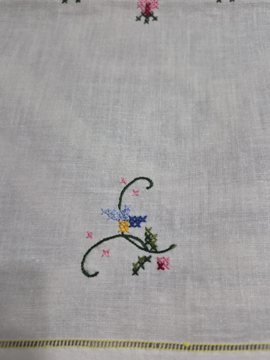 Beautiful Vintage Hand Embroidered White 33" x 33"  Table Decor - photo 5