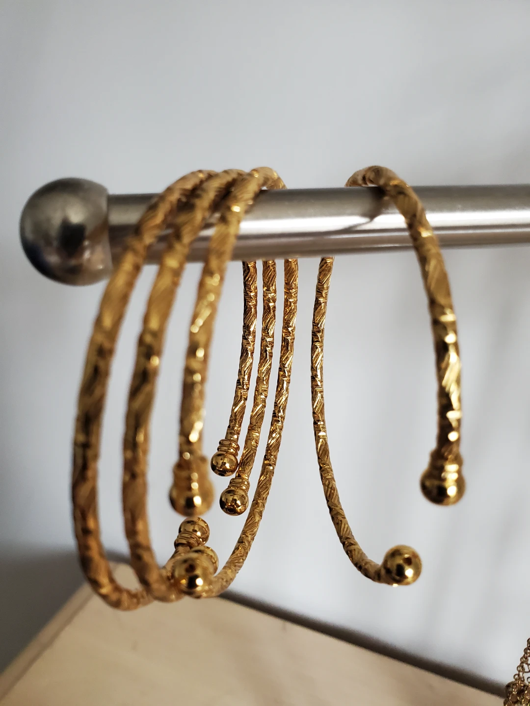 Set of 4 Gold Tone Twist Bangles - photo 2