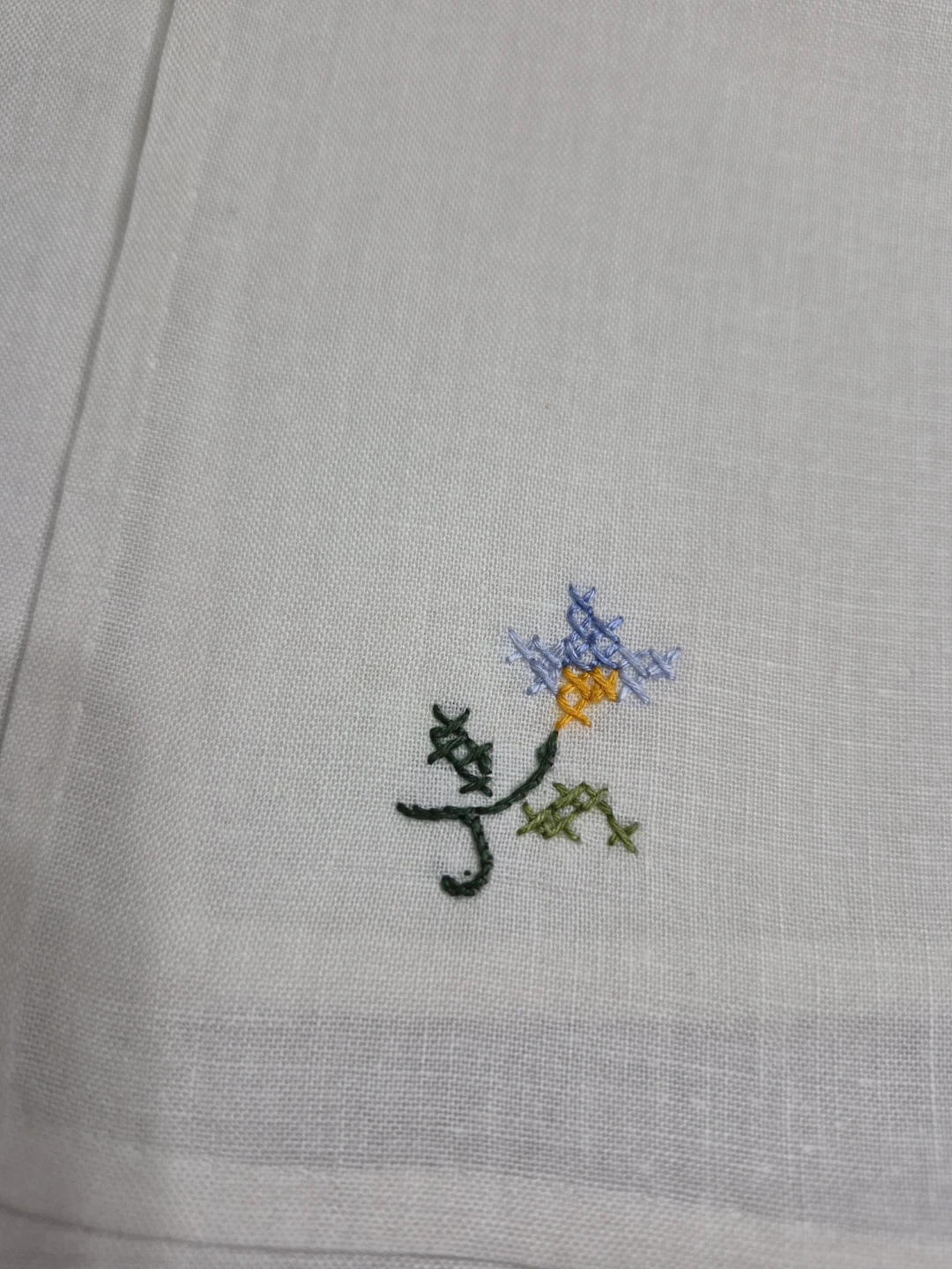Beautiful Set of 6 Vintage Hand Embroidered White Linen etc. - photo 3
