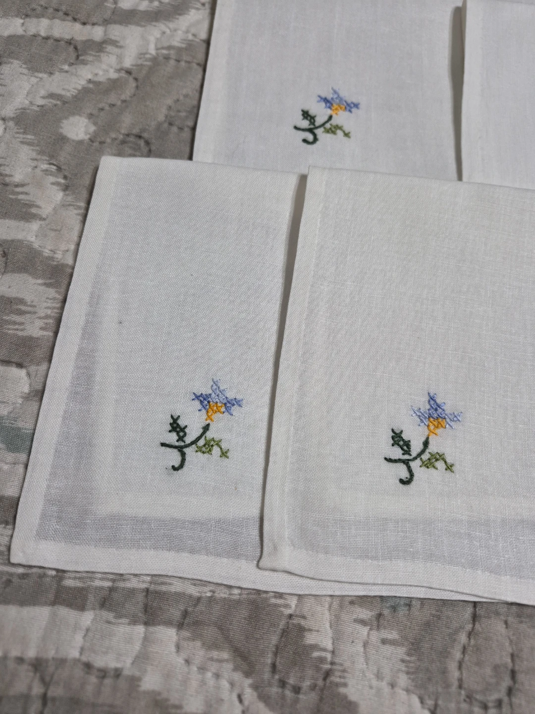 Beautiful Set of 6 Vintage Hand Embroidered White Linen etc. - photo 4