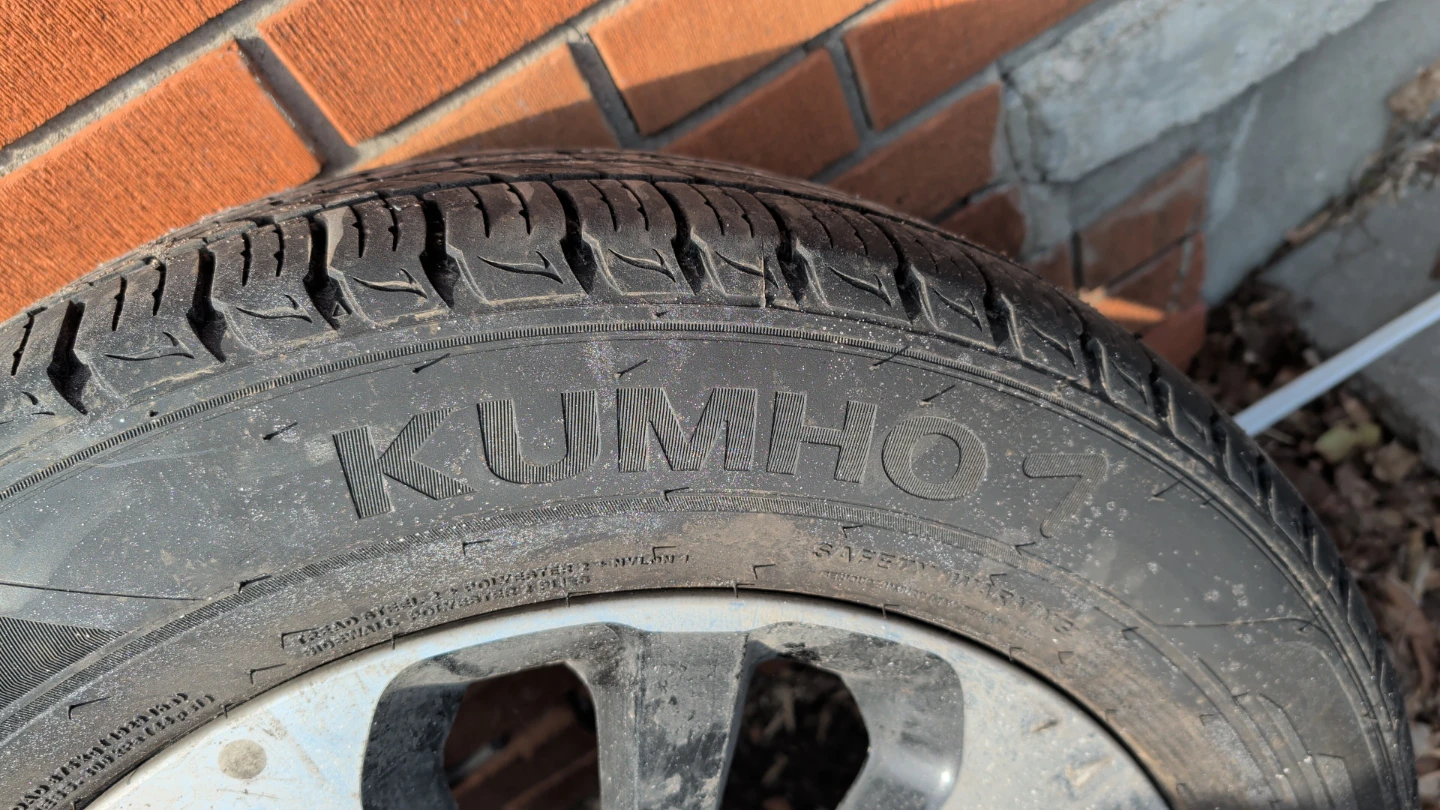 Set of 4 all weather tires  on alloy rims. - photo 4