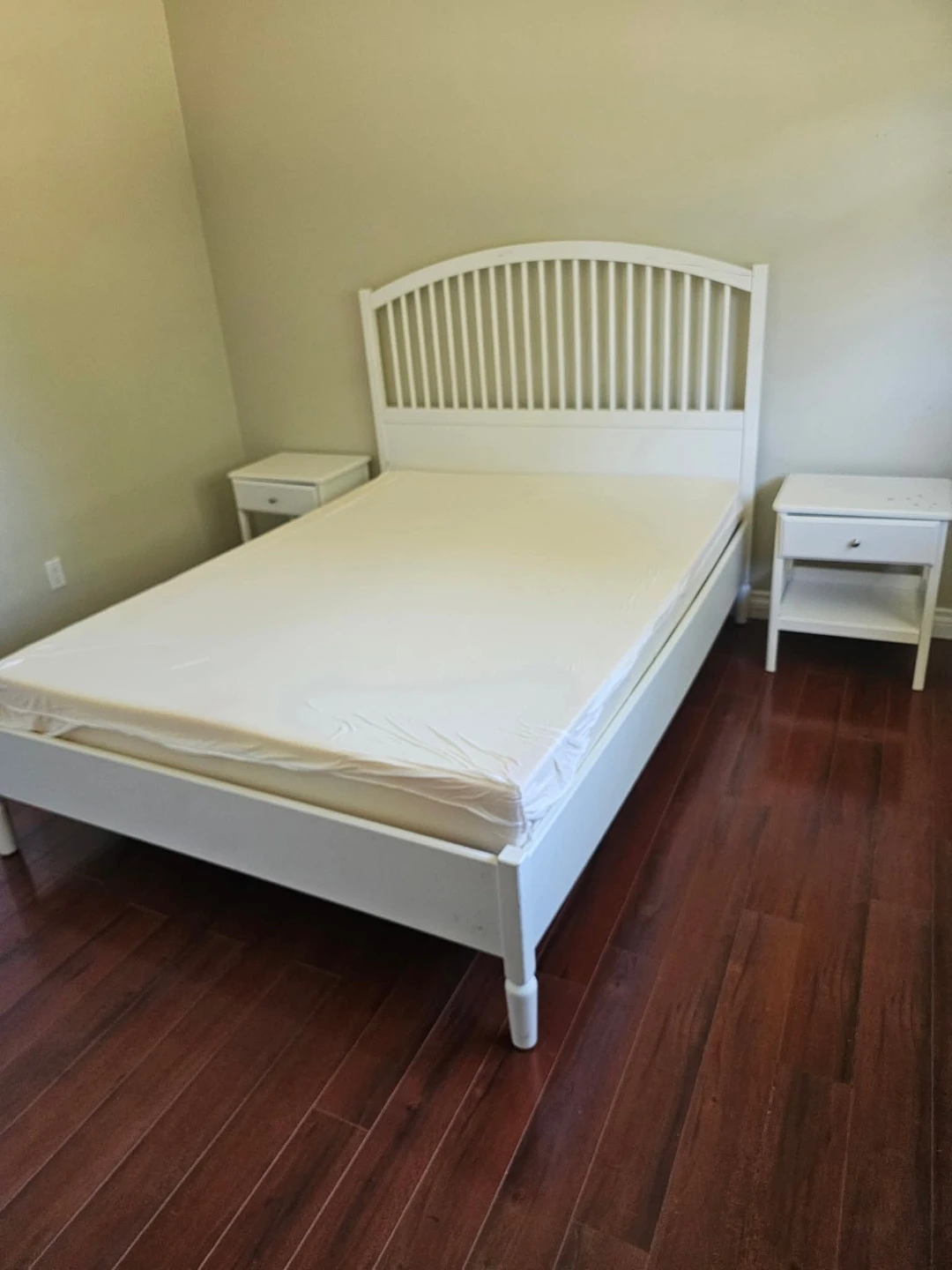 White Spindle Headboard Bed Frame - photo 2