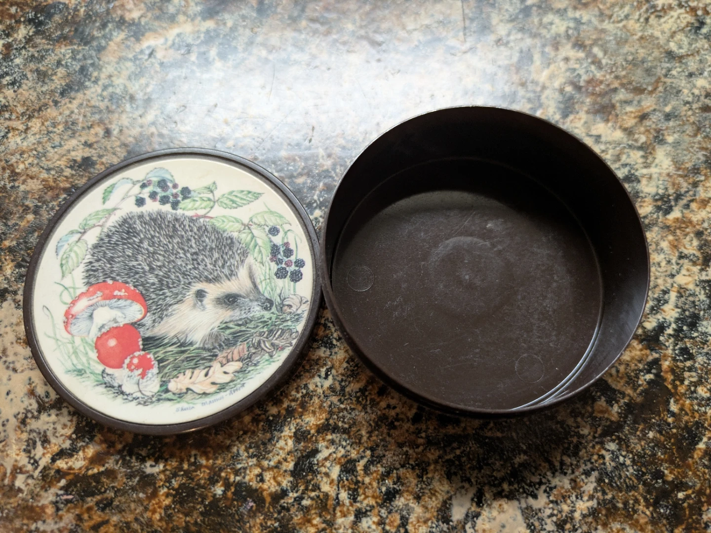 Aitnes Round Tin with Hedgehog Design - photo 2