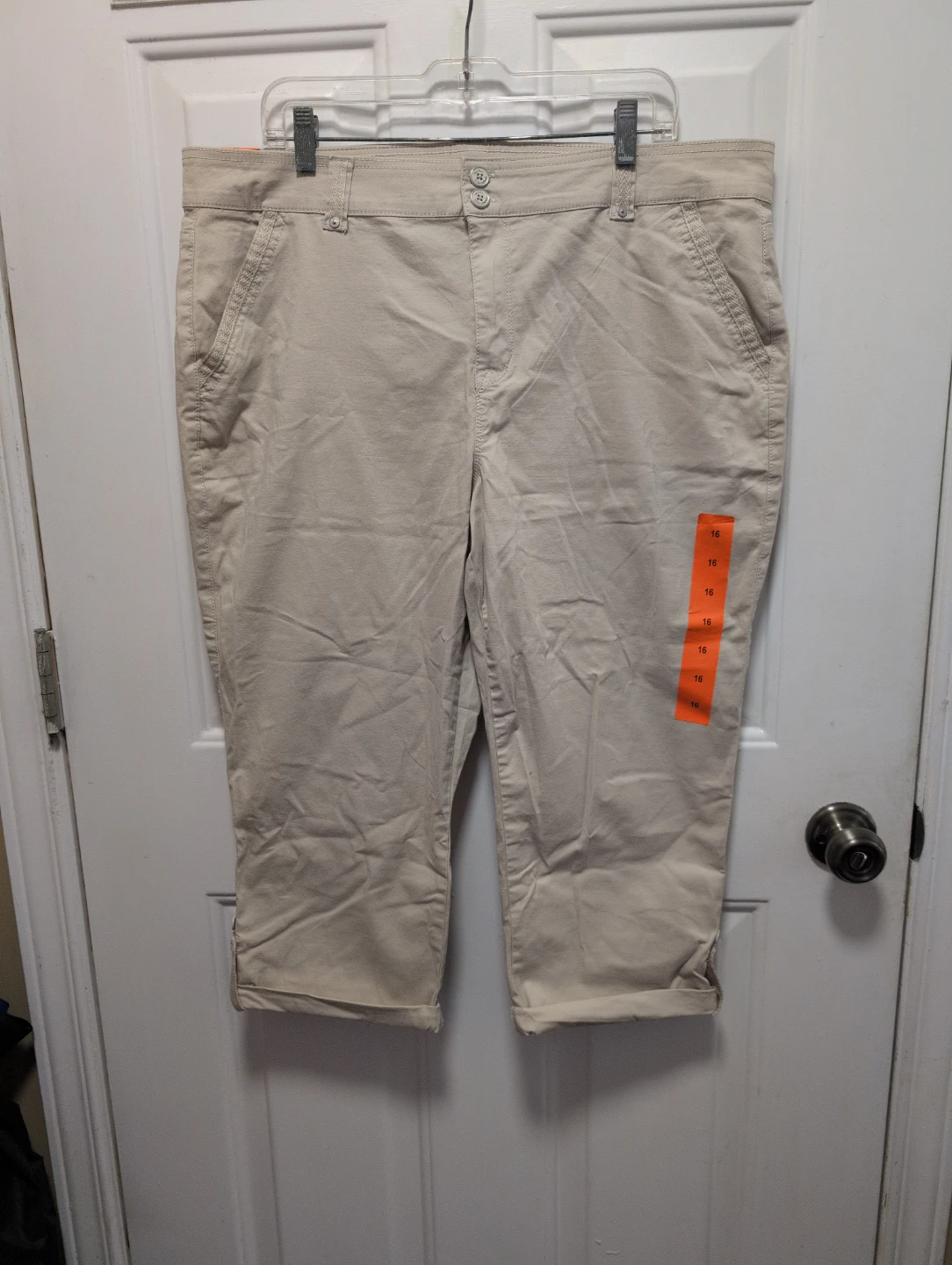 Gloria Vanderbilt Tan Capris Size 16