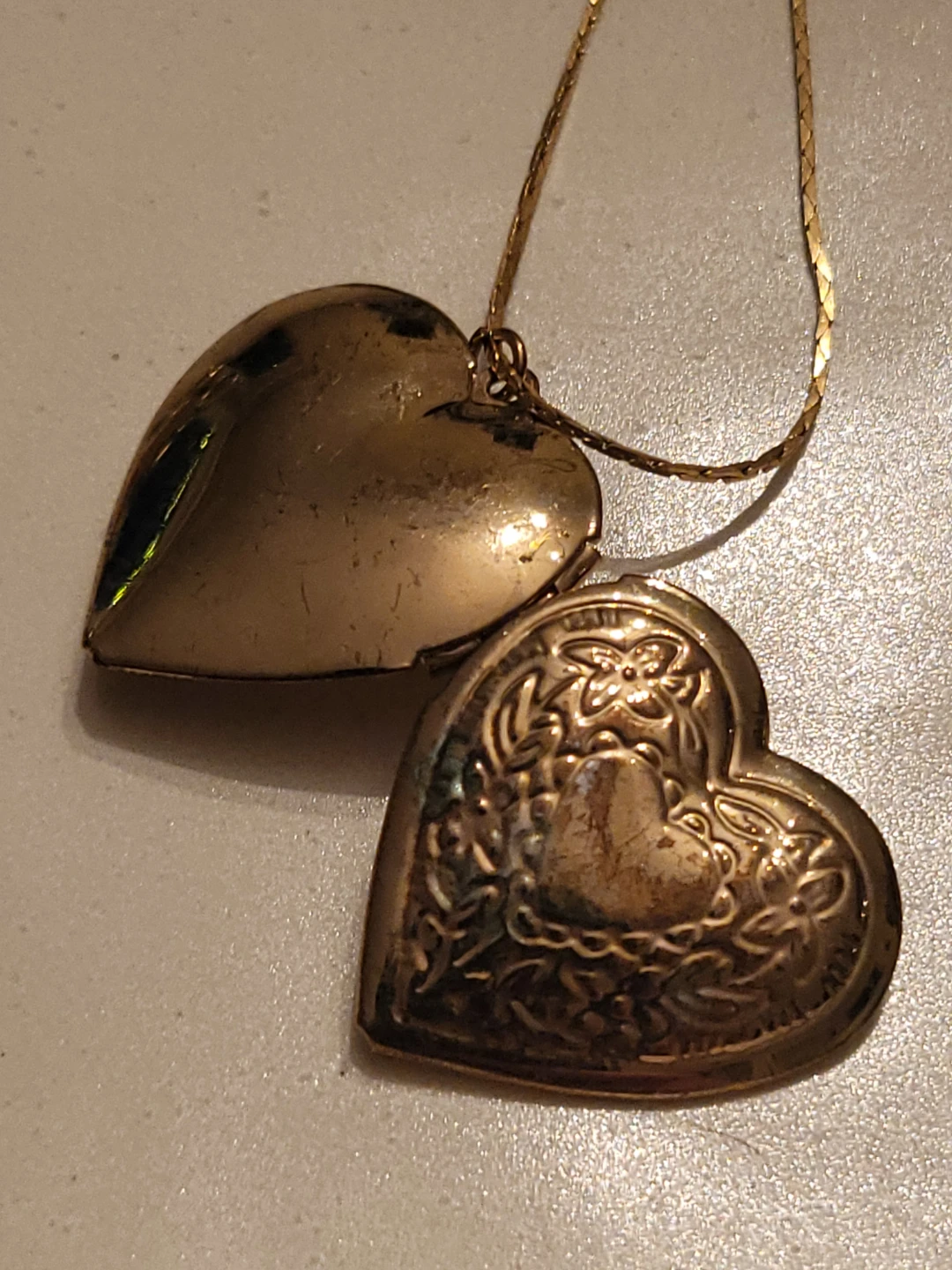 Gold Tone Heart Locket Necklace - photo 4