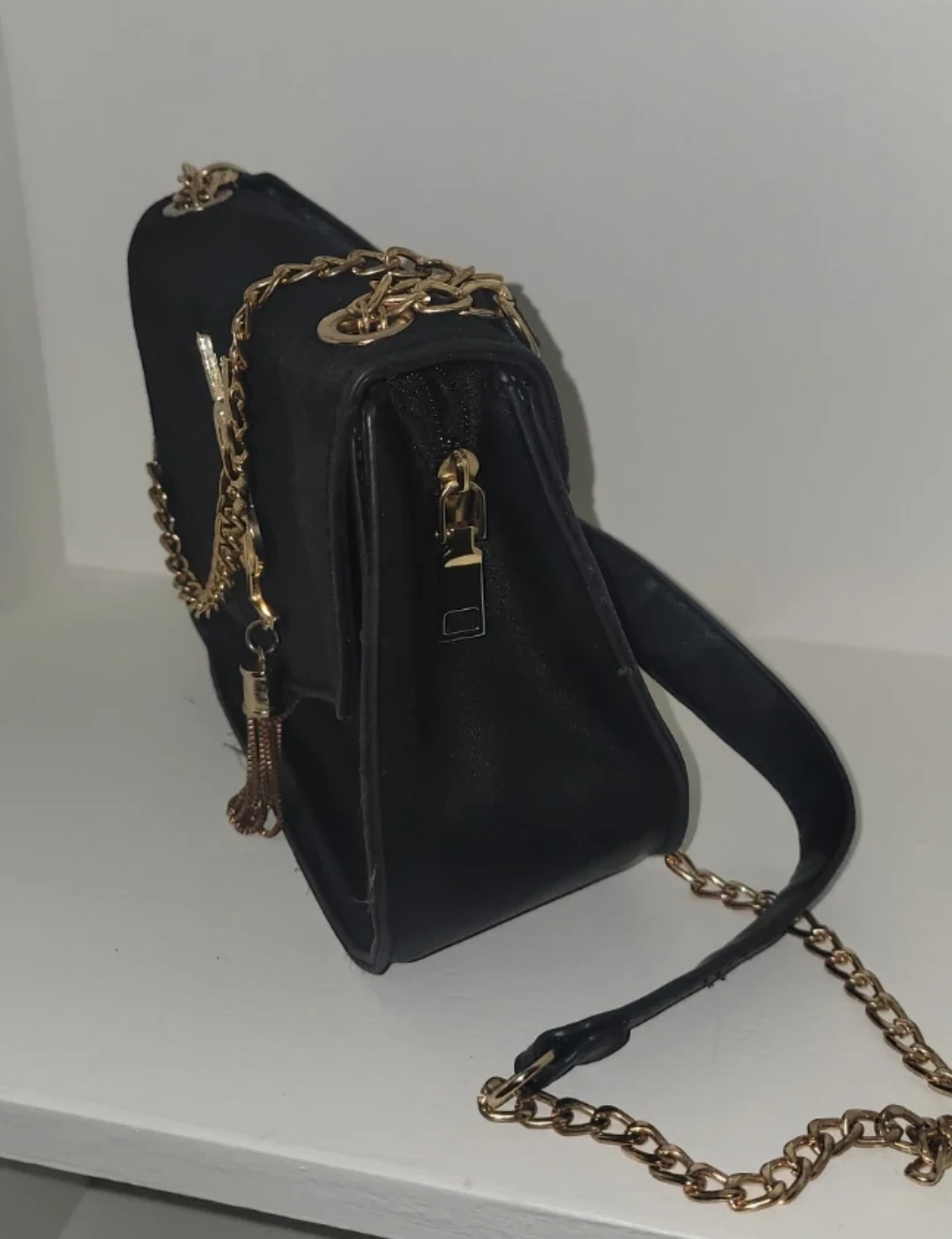 Black shoulder bag with gold chain - photo 4