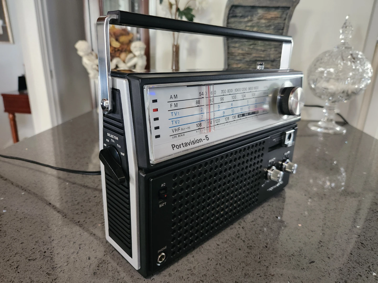 Realistic Portavision-5 AM/FM/TV Radio - photo 3