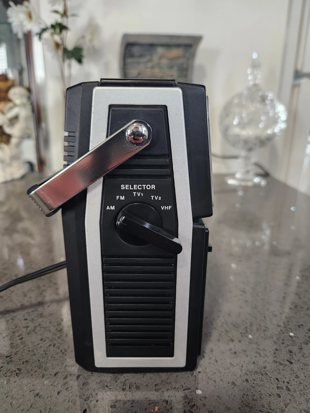 Realistic Portavision-5 AM/FM/TV Radio - photo 5