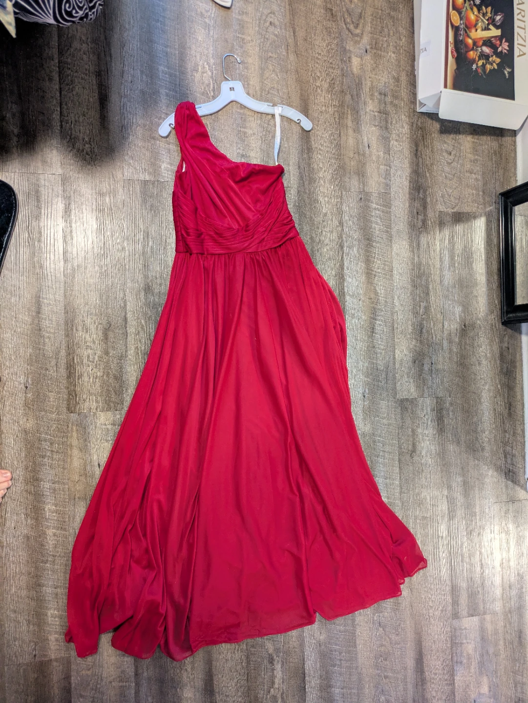 Red One-Shoulder Formal Gown 🌱