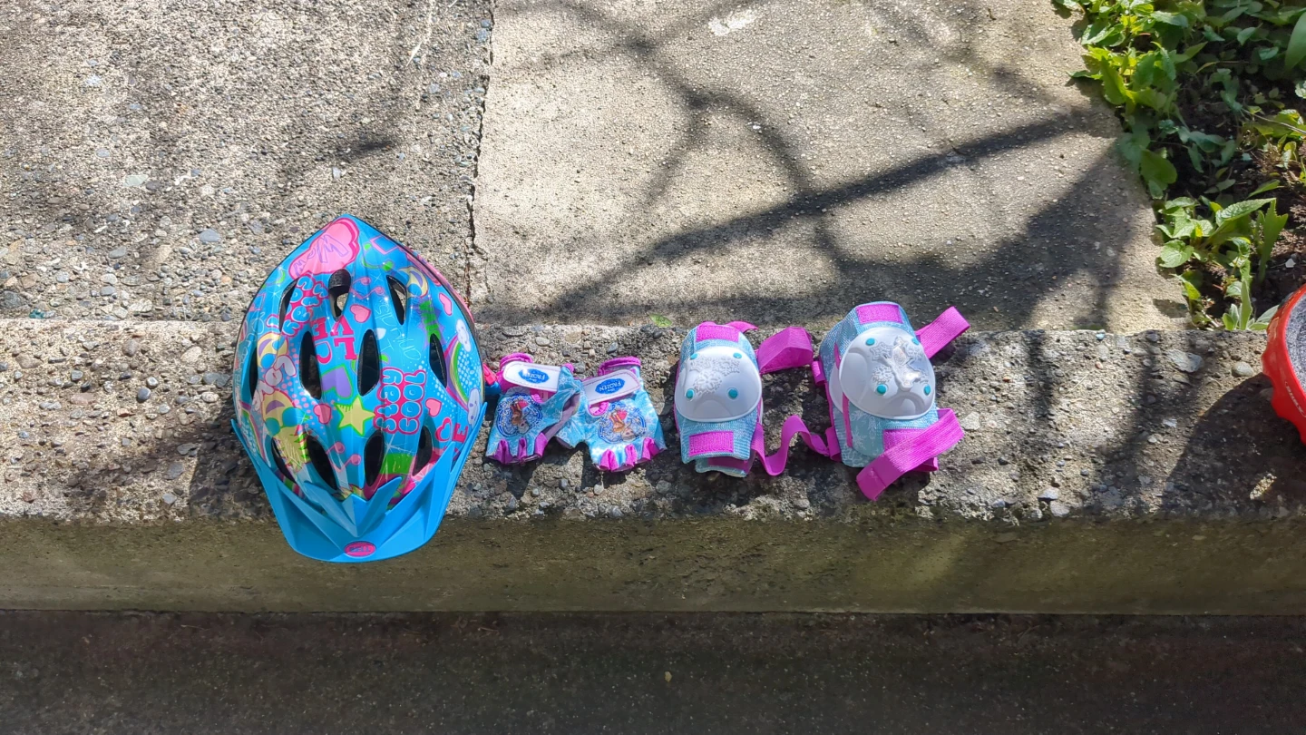 Bell Kids Bike Helmet with Frozen Gloves & Pads