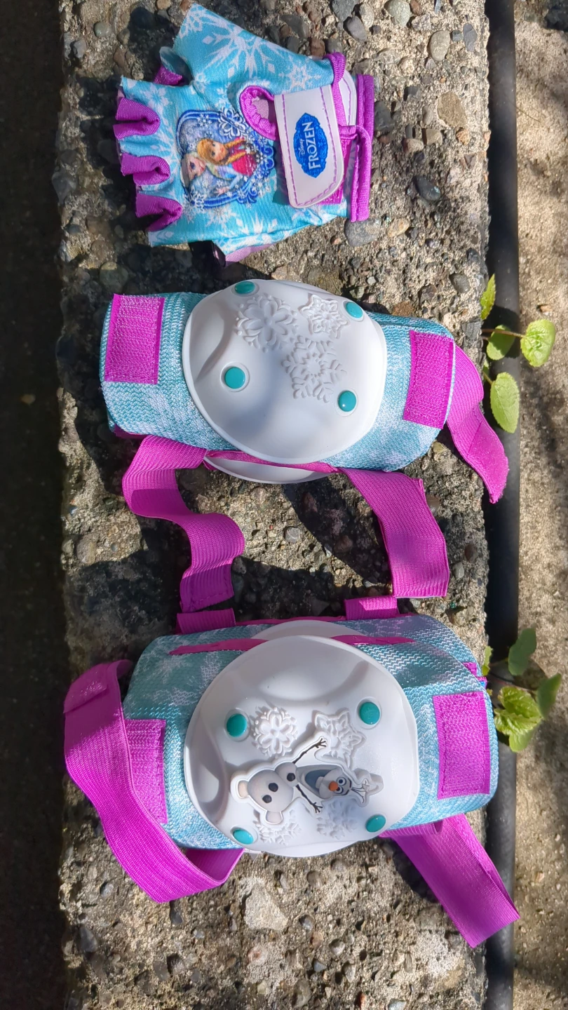 Bell Kids Bike Helmet with Frozen Gloves & Pads - photo 2