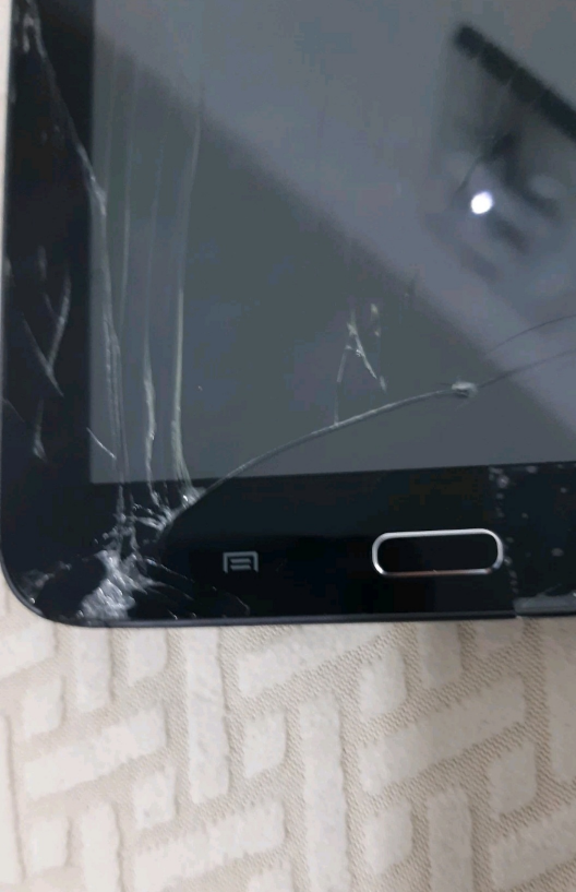 Samsung Tablet - Screen Cracked - photo 4