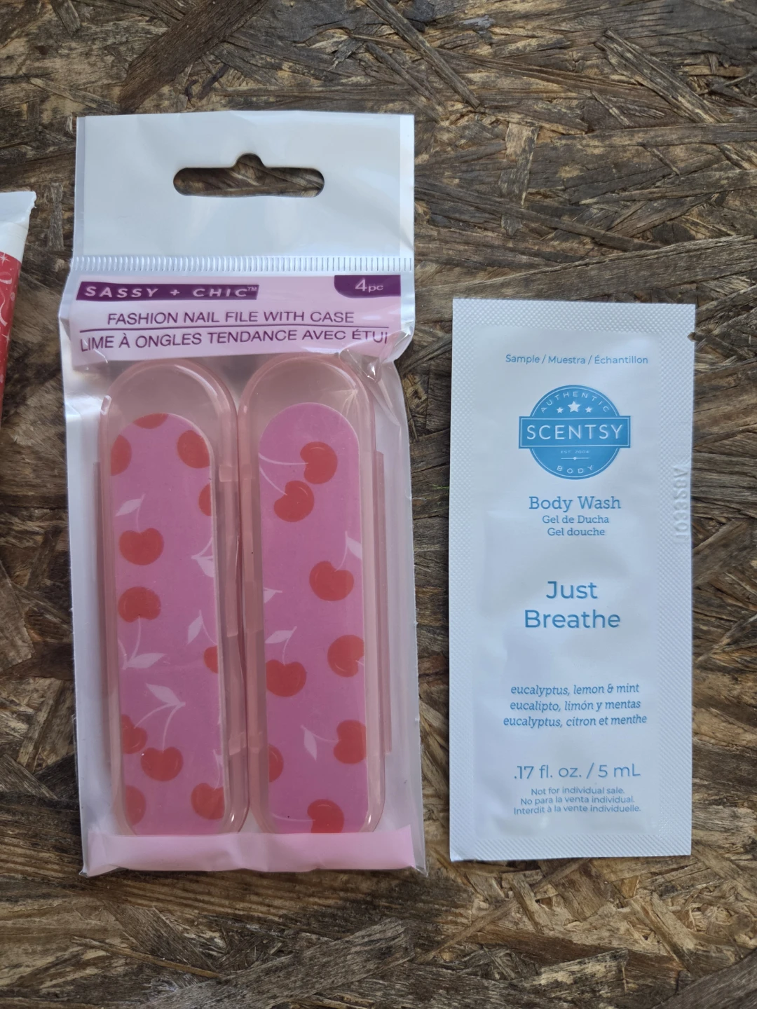 Scentsy Swirling Snowflakes Body Cream & Tinsel Berry Hand Cream - photo 3