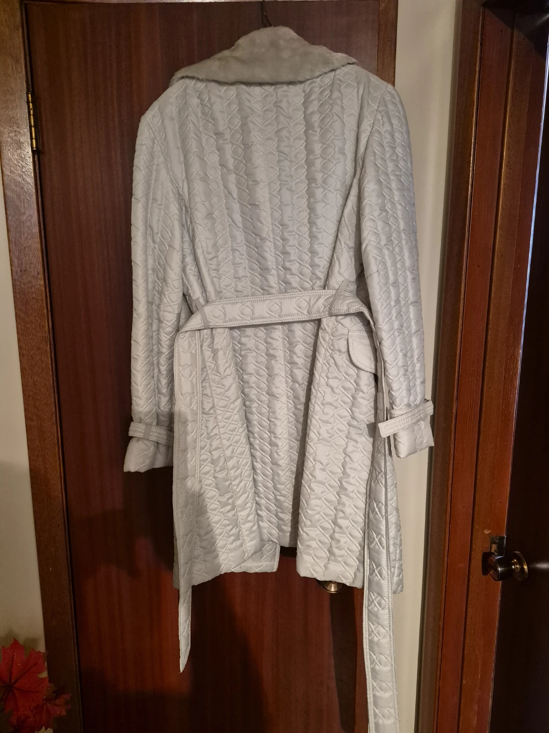 White Quilted Trench Coat with Faux Fur Collar - photo 4