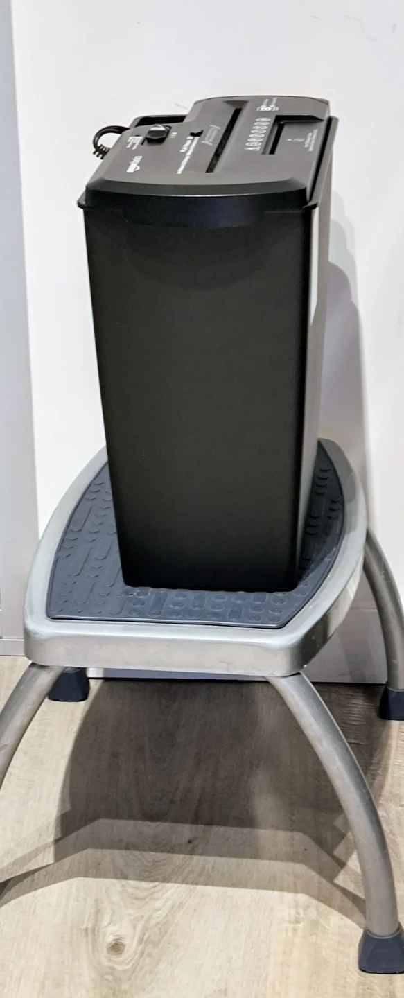 Amazon Basics Shredder & CD Destroyer - photo 5