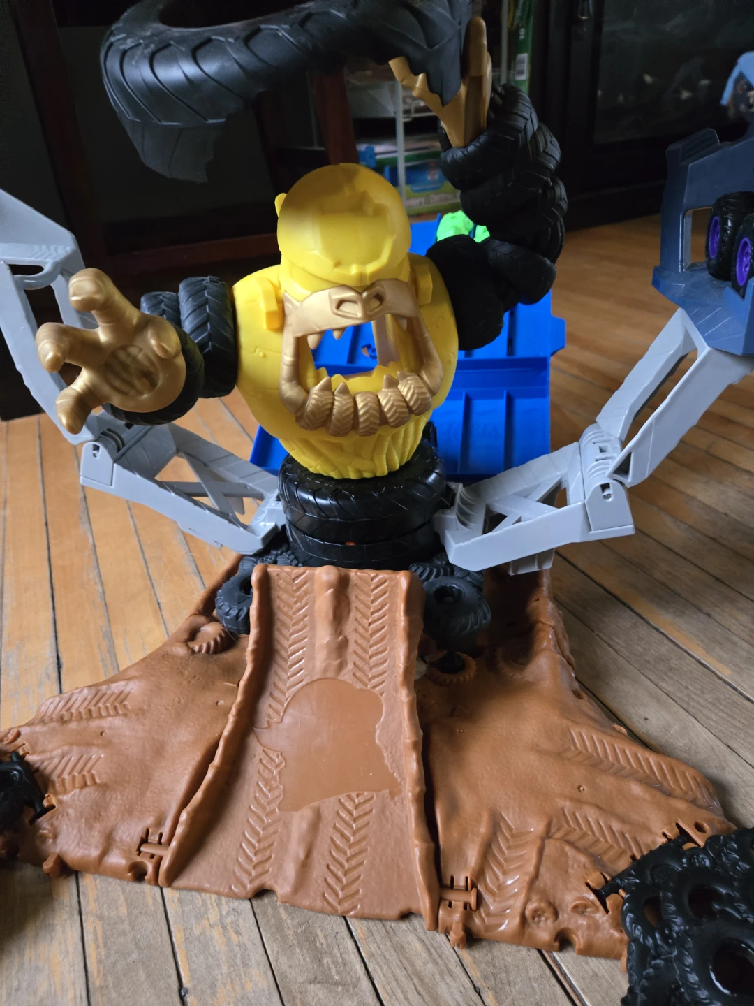 Hot Wheels Monster Truck Gorilla playset with vehicle