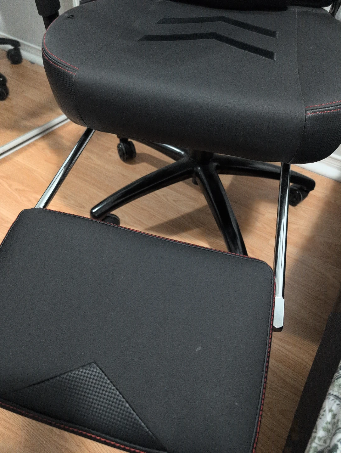Black Gaming Chair with Retractable Footrest - photo 2