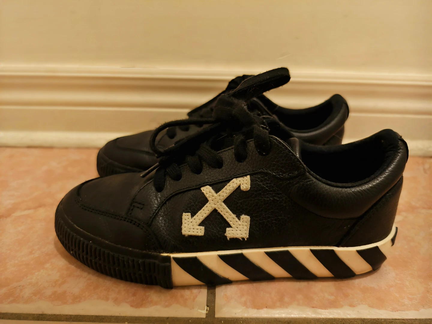 OFF WHITE Vulc Low Black Leather Sneakers