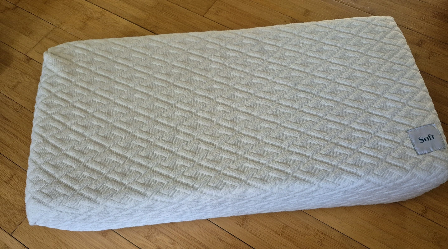 Ergonomic pillow for side sleepers