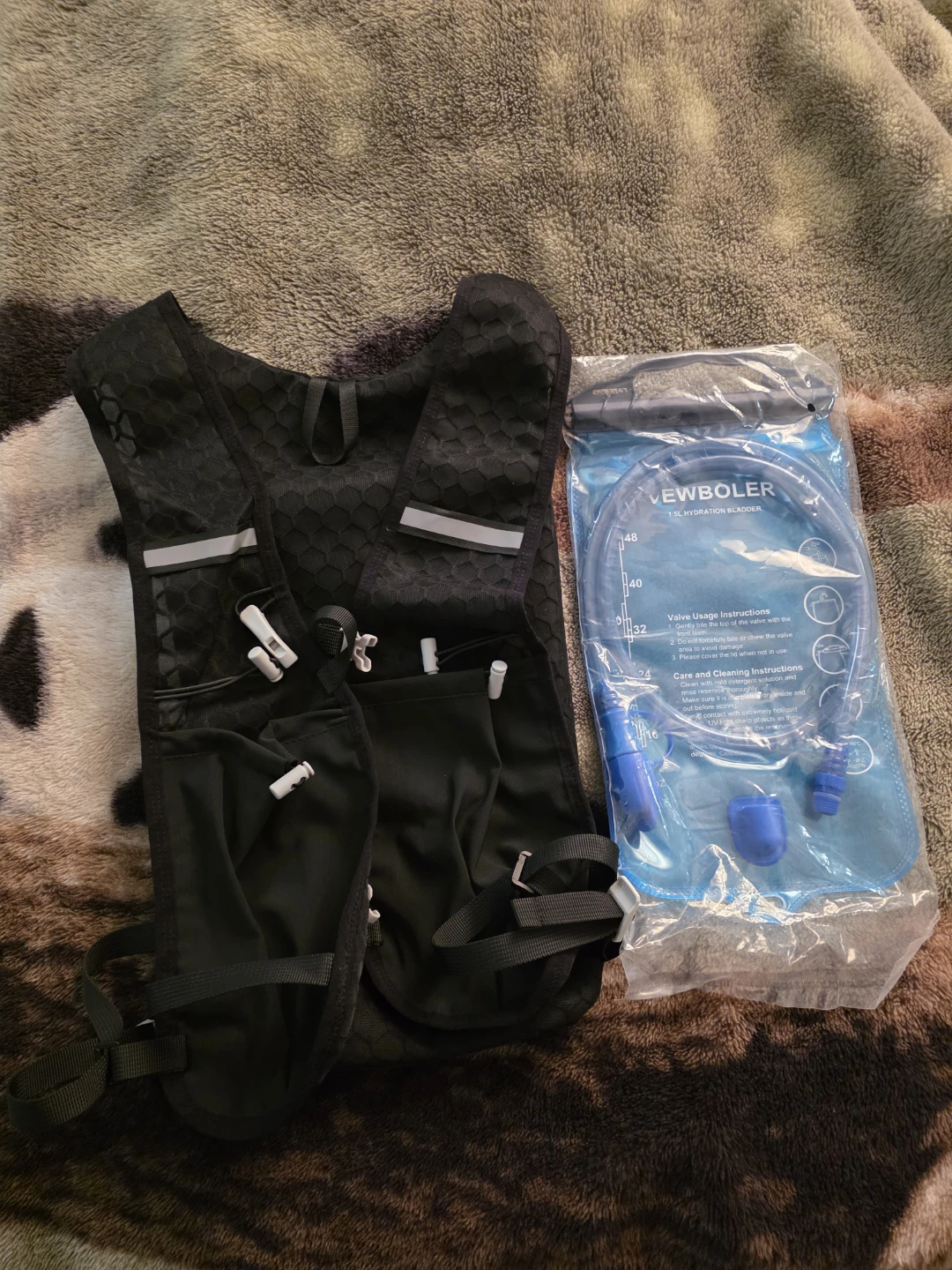 NEWBOLER Hydration Vest with 1.5L Bladder
