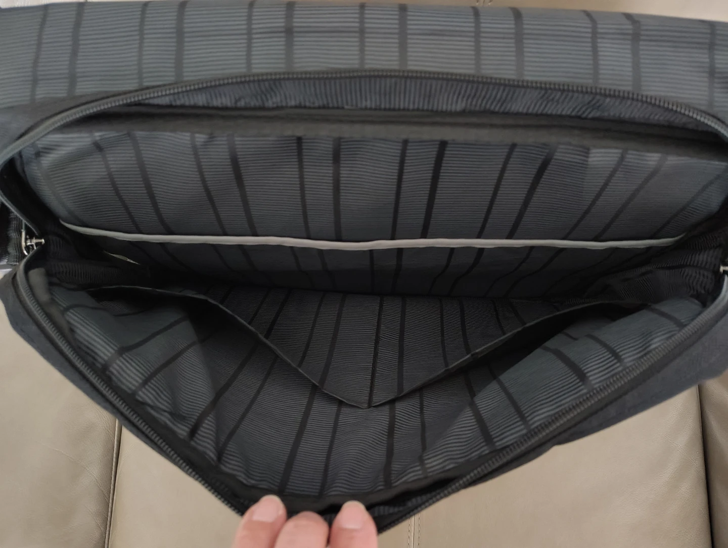 Kenneth Cole Reaction Messenger Bag - photo 3