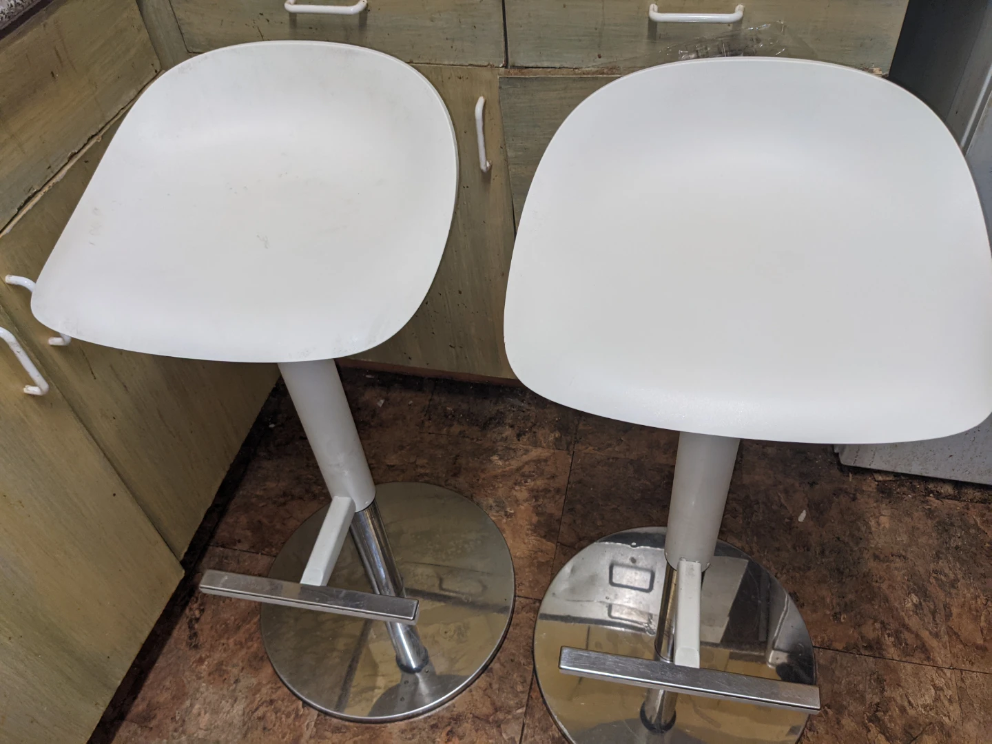 Set of 2 White Adjustable Bar Stools