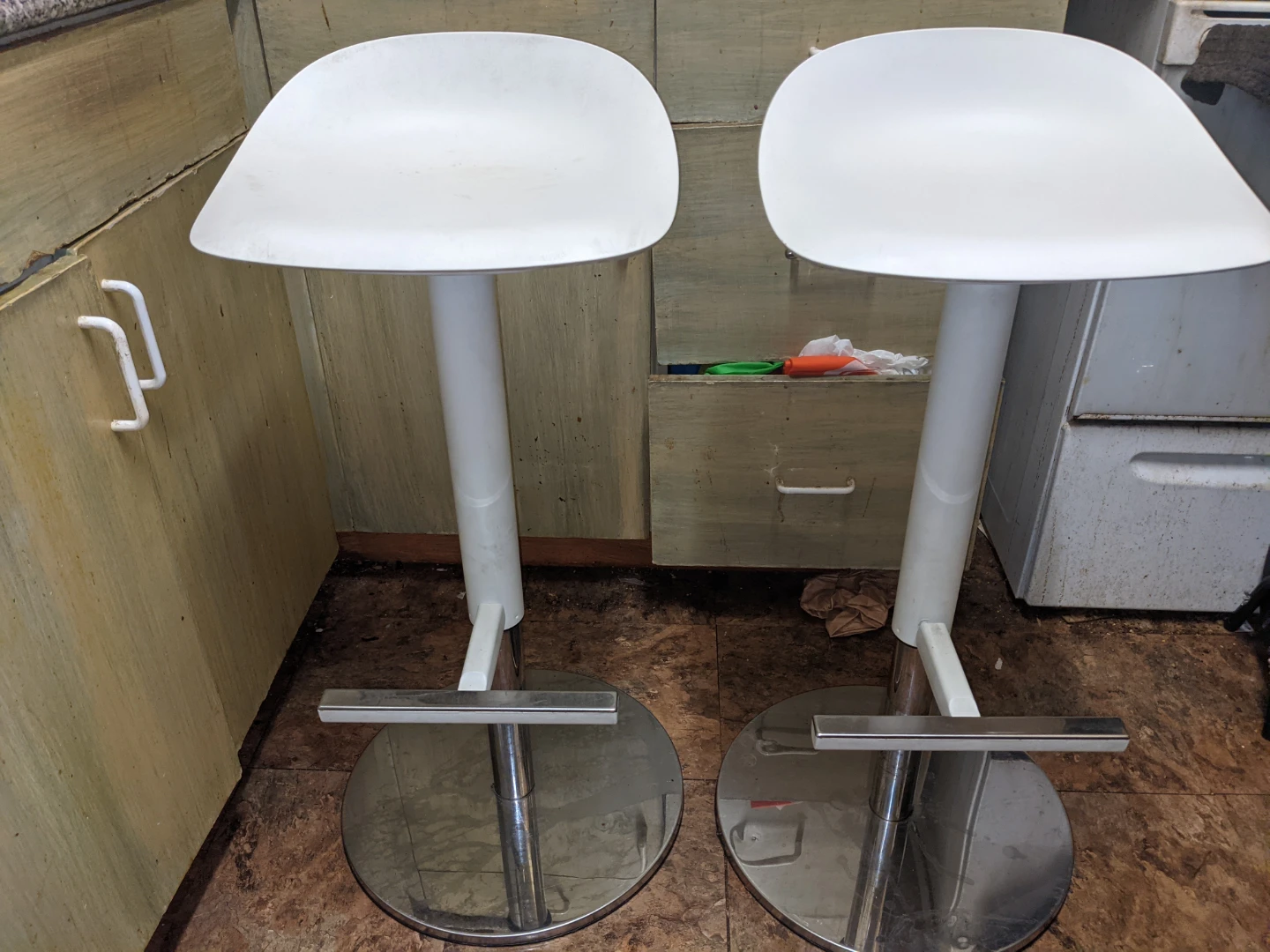 Set of 2 White Adjustable Bar Stools - photo 2
