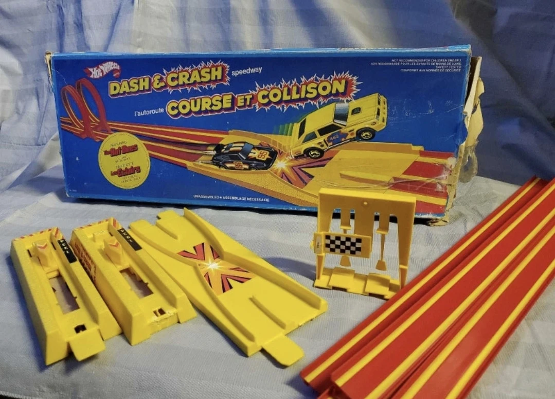 1982 hot wheels dash & crash CND box  incomplete