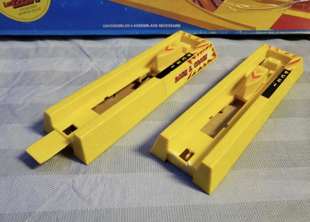 1982 hot wheels dash & crash CND box  incomplete - photo 2