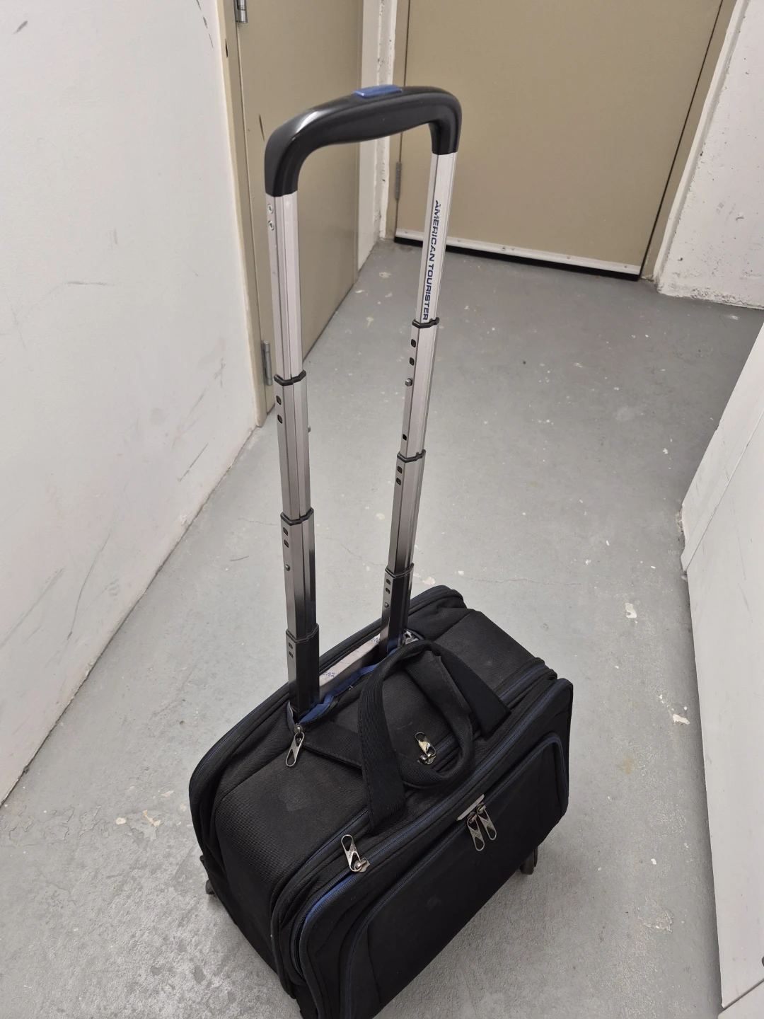 American Tourister Black Rolling Carry-On Luggage - photo 2