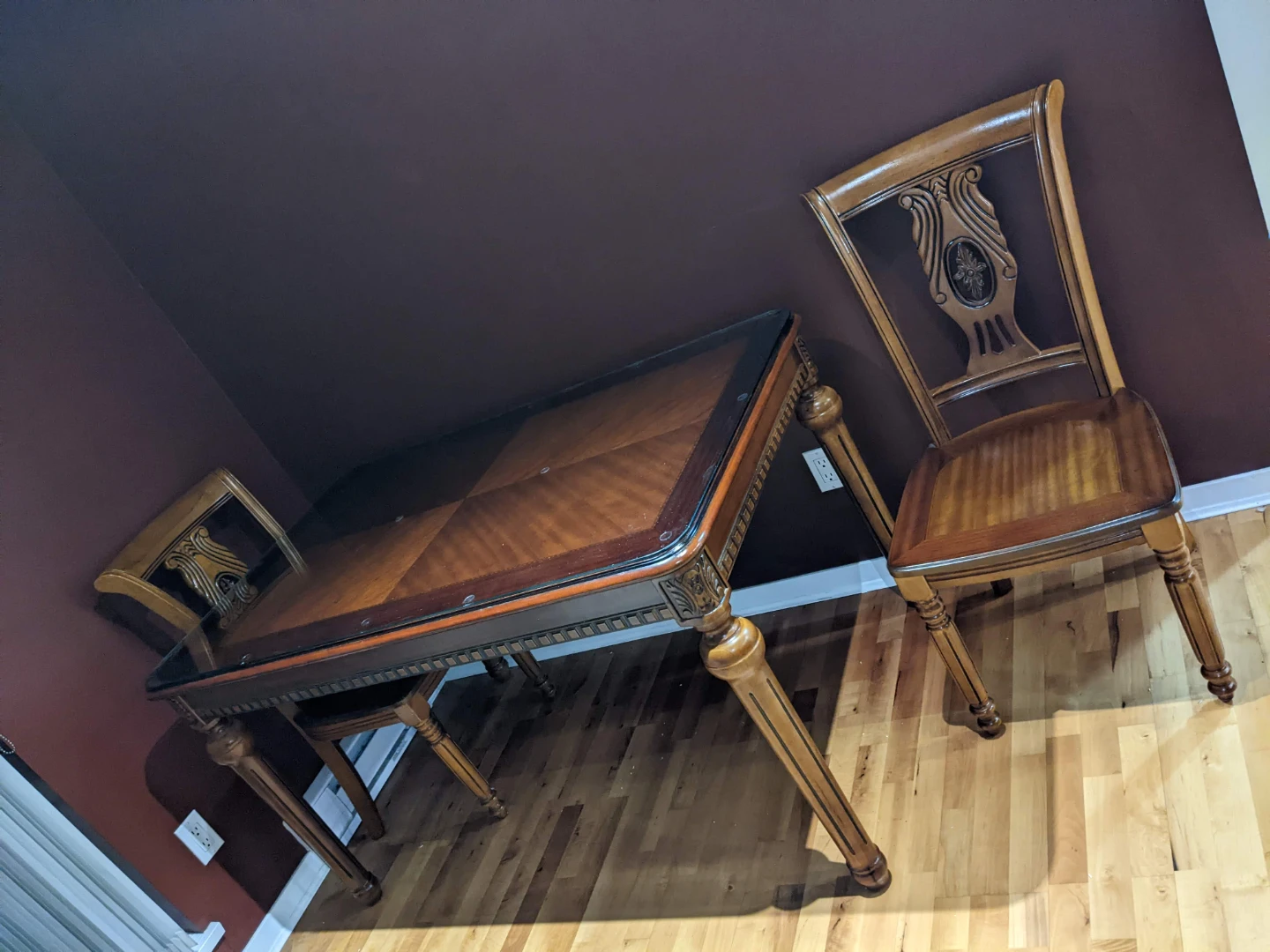 dining table w/ 4 matching chairs; Sturdy solid wood 🌱