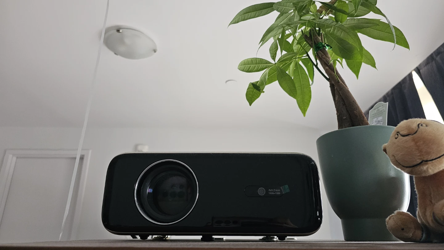 Black Auto Focus Projector 1920x1080 (fast pickup)