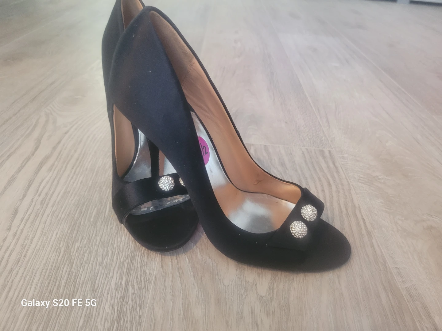 Badgley Mischka Black Satin Heels - photo 2