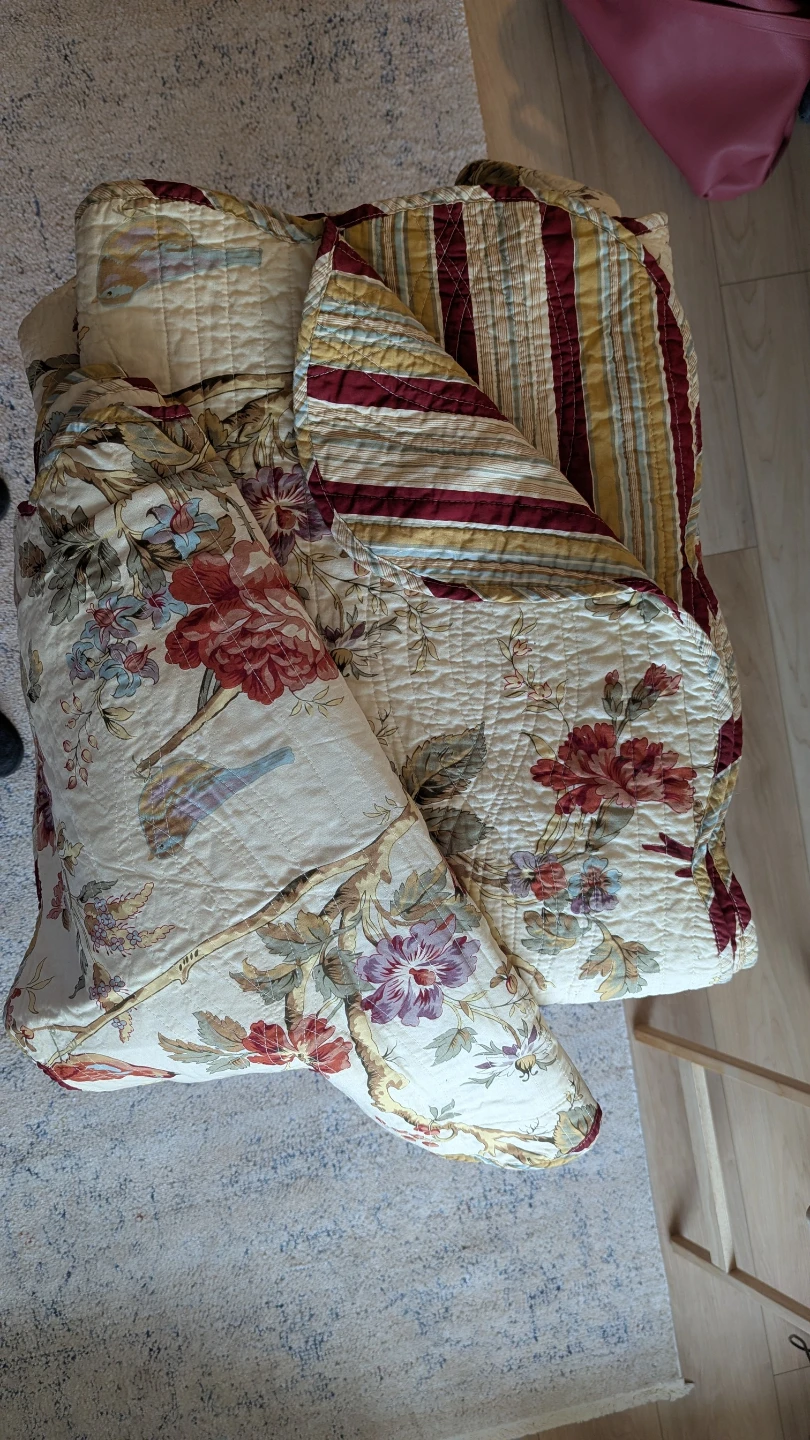 Quilt with Floral and Stripe Pattern, 3 matching Pillow Covers