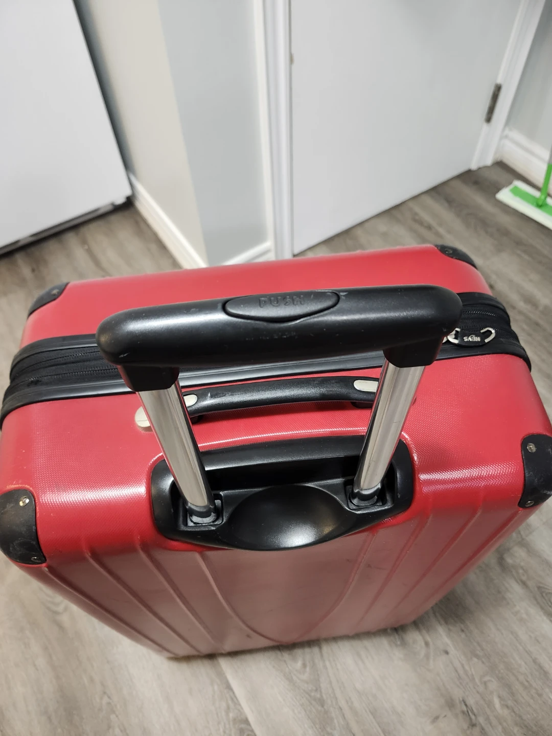 HEYS Red Hardshell Large Suitcase - photo 3