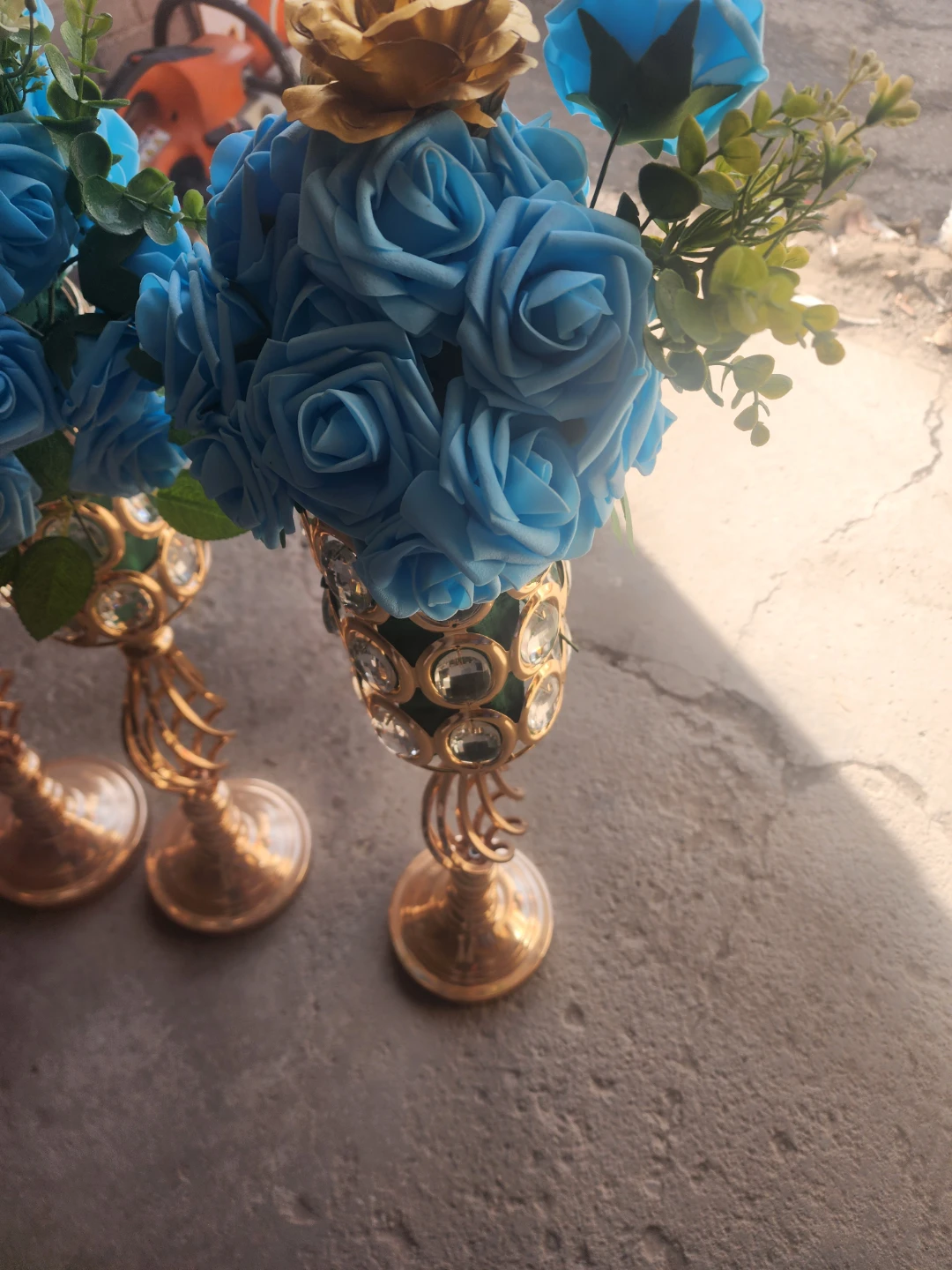 Set of 10 Gold Flower Vases with Blue Roses - photo 2