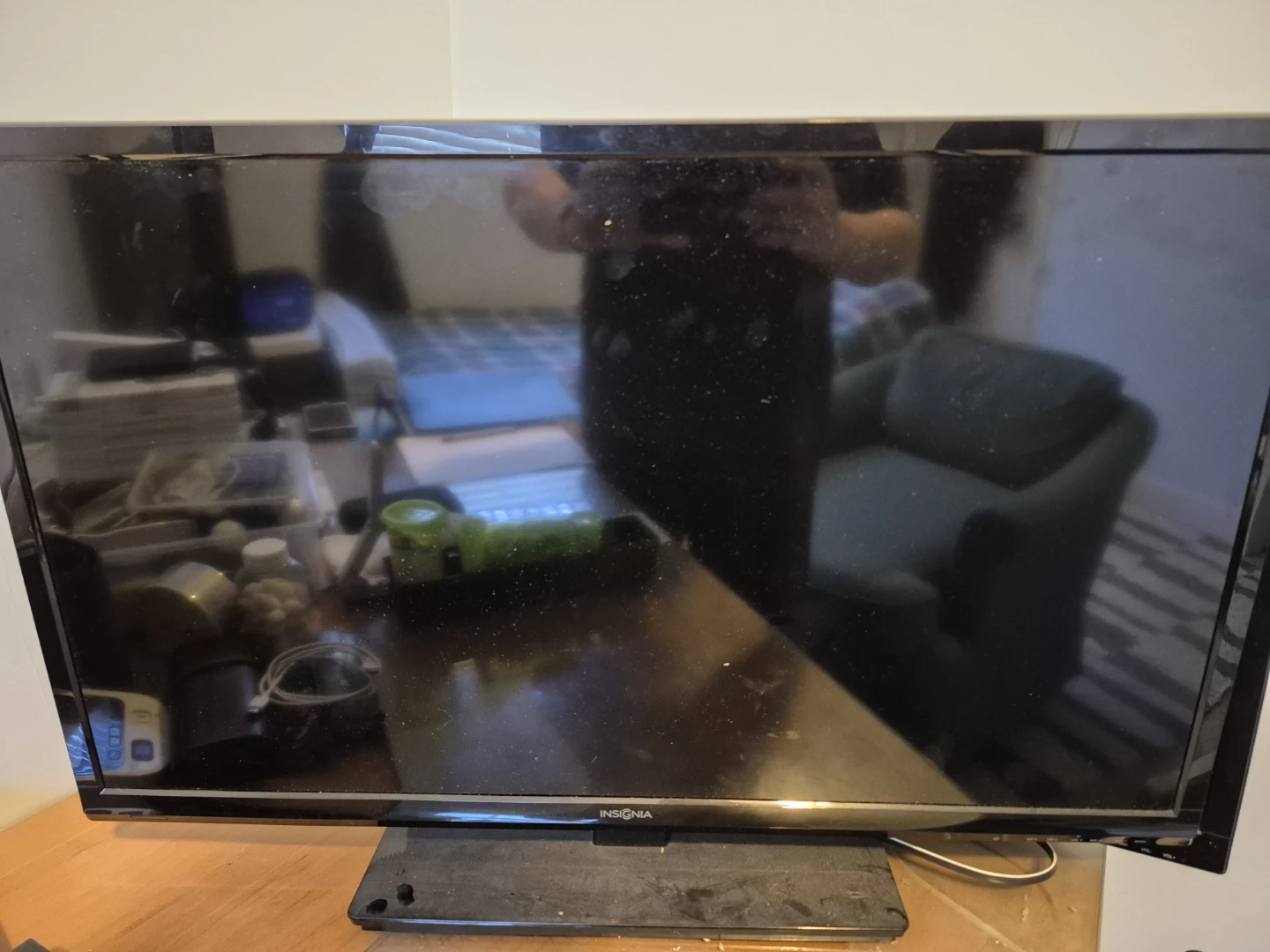 Insignia 32" LED TV - photo 2