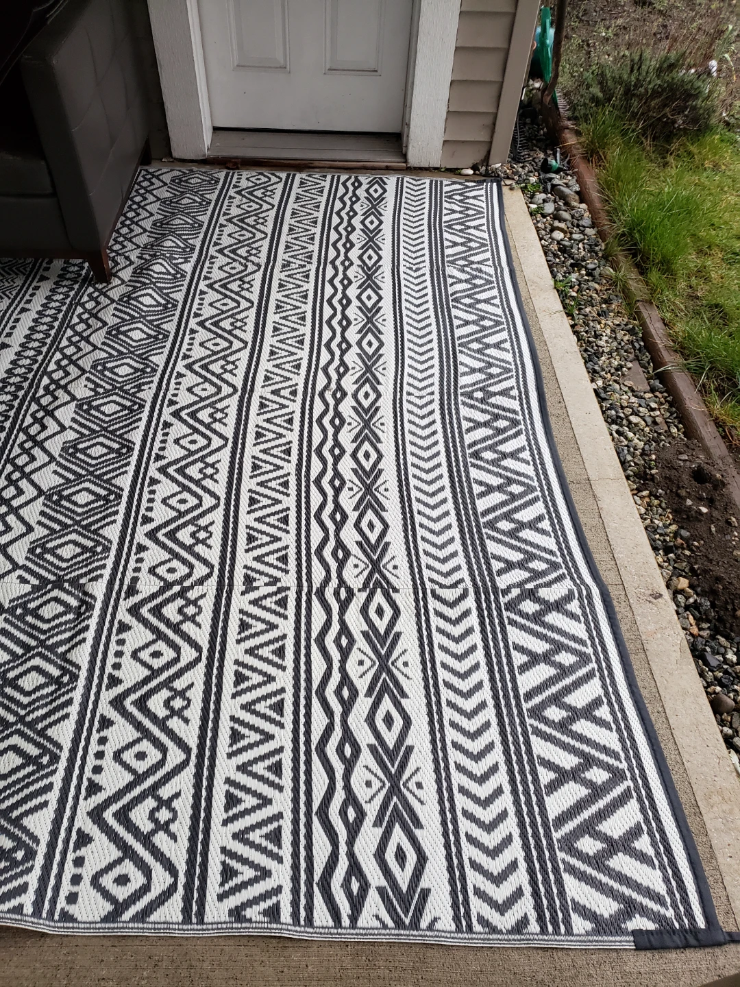 Outdoor Patio Rug - Black and White Geometric Pattern