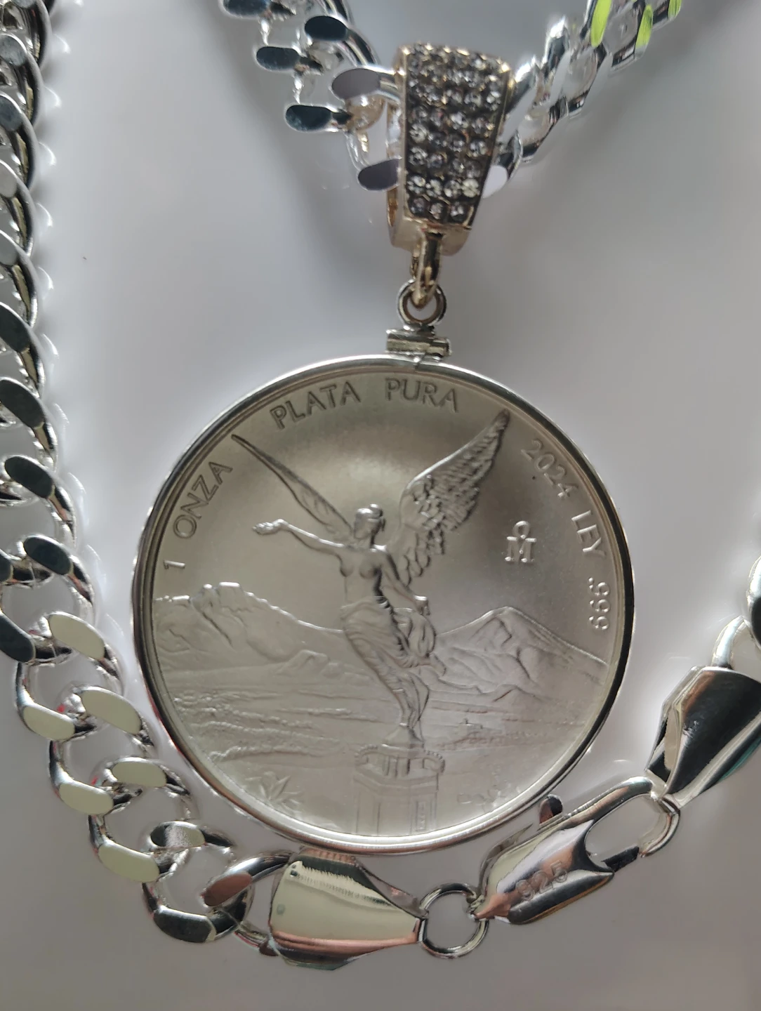 Collar chapado con moneda de plata libertad de México.