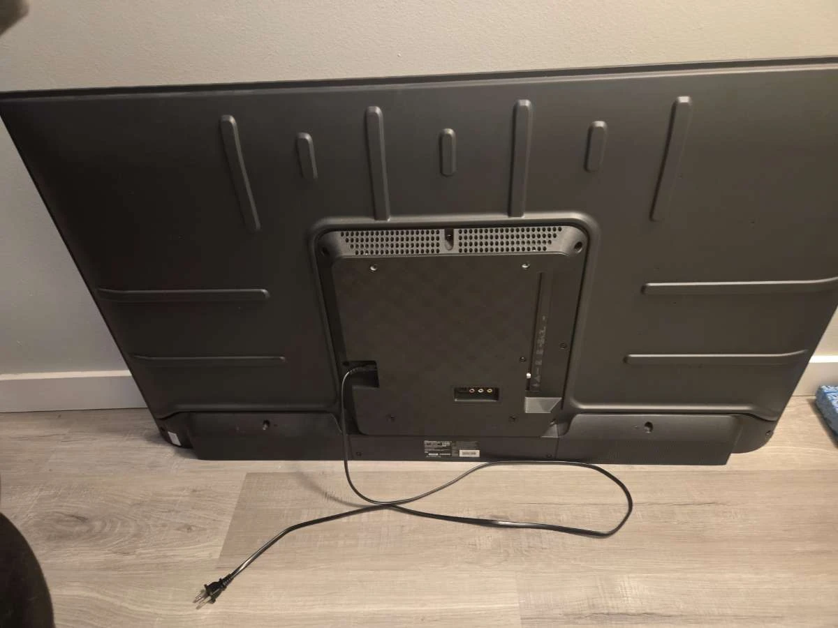 Smart TV with broken screen and no feet - photo 3