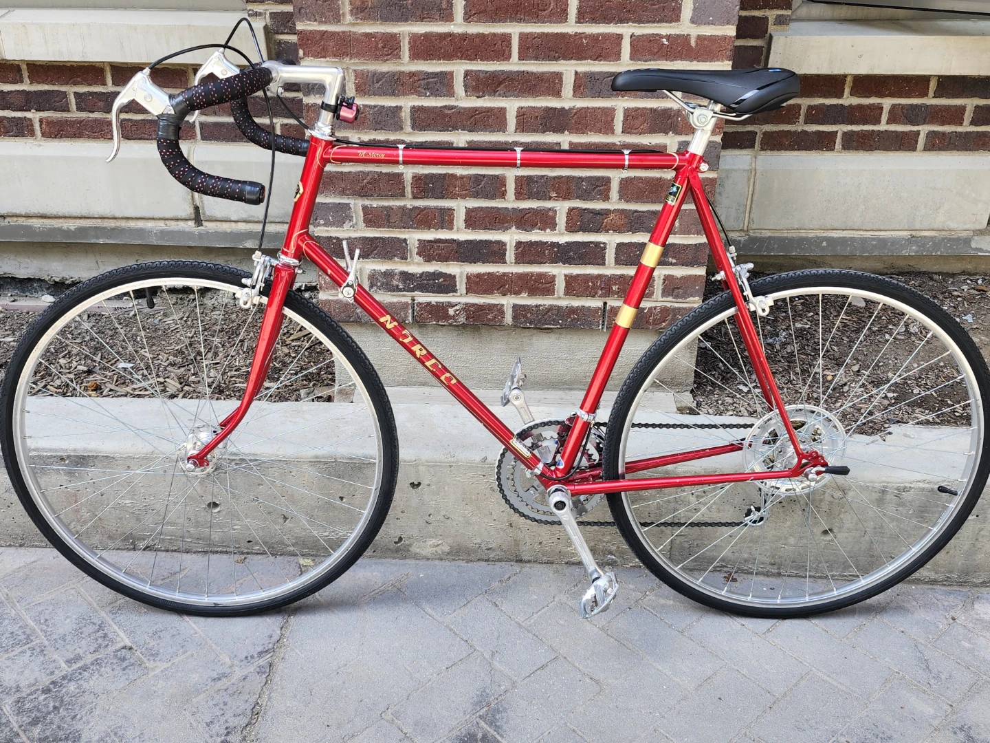 Red Norco Monterey SL Road Bike (like new) 🌱